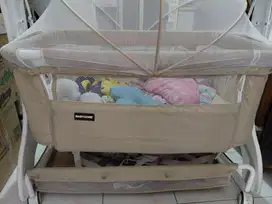 Tempat tidur bayi
