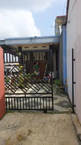 kontrakan yang cukup nyaman plus kolam ikan