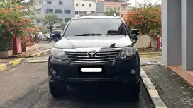Toyota grand fortuner v 4x4 matic 2011 hitam bensin