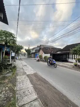 Tanah Tepi jalan Utama bonus Rumah dekat Terminal Giwangan dan UAD