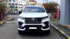 Km12rb toyota fortuner vrz gr sport 2024 putih diesel matic