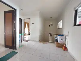 Dijual Cepat Rumah 2 LT semi furnished unit langka di aralia