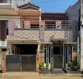 Jual rumah 2,5 lantai, Komplek Puri Depok Mas, Jl. Raya Sawangan,Depok