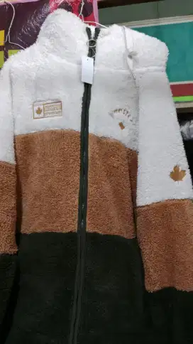 Sweater khusus musim dingin. Cocok buat ke area puncak.