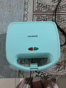 Pemanggang roti dorahomi (sandwich maker). Ori