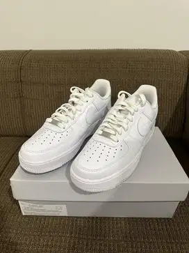 MENS NIKE AIR FORCE 1 '07 TRIPLE WHITE Size 42,5 Men Brand New