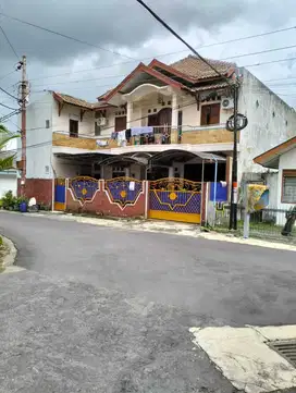 Dijual Rumah Induk+ Kost Putri di Jalan Pamungkas 7 Menit Kampus UII