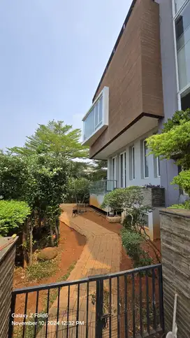 Rumah 3 Lantai hook LT 725m2 LB 1000m2