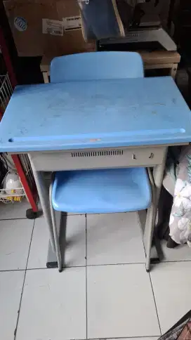 MEJA BELAJAR ANAK merk INFORMA tipe SC02. kondisi 90%