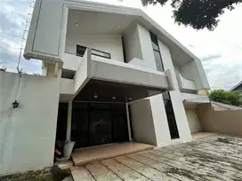 Rumah Siap Huni Tipe Besar + Pool di Jantung Mampang