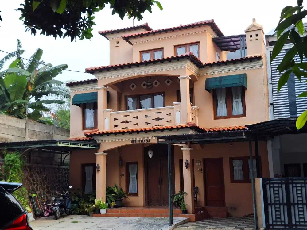 Rumah Mewah 3 Lantai dengan 6 Kamar Tidur di Grand Cibubur Country