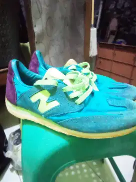 Sepatu running NB