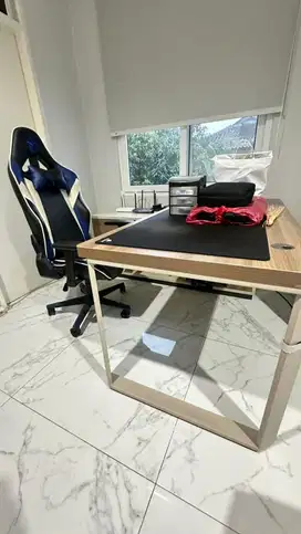 meja L dan kursi gaming