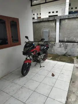 BAJAJ PULSAR 220CC TAHUN 2012