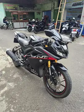 Yamaha R 15 warna hitam