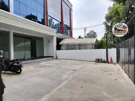 Dijual 1 UNIT RUKO 3,5 lantai lokasi  strategis pinggir Jalan besar.