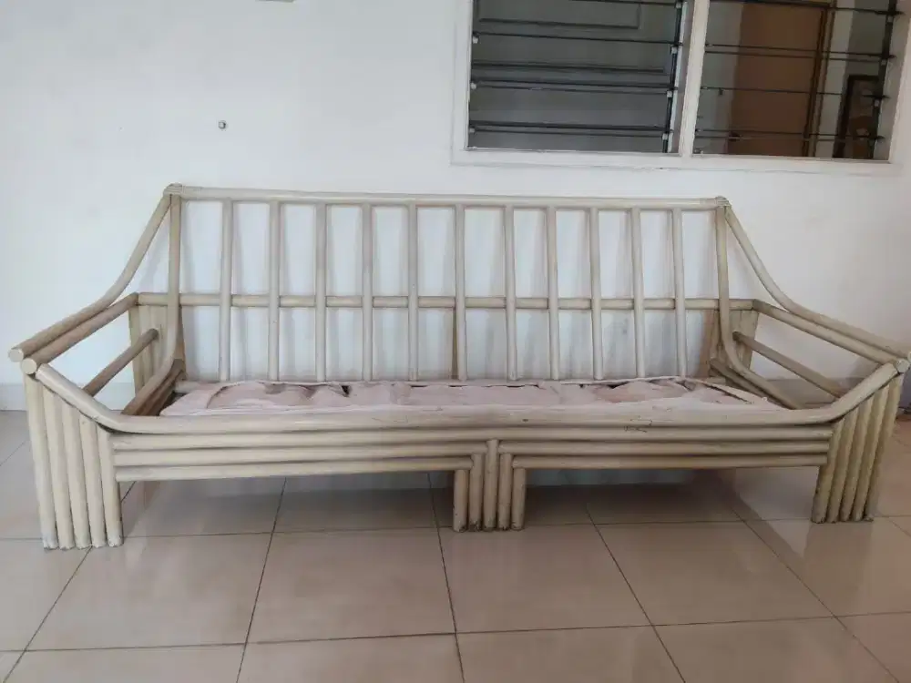 Kursi dan meja rotan