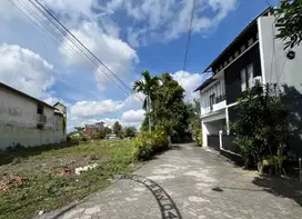 Tanah Dijual: Pinggir Jl. Pogung, UGM Jogja: 300m², 2Muka
