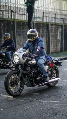 Kawasaki W800 Cafe racer (asli pabrikan)