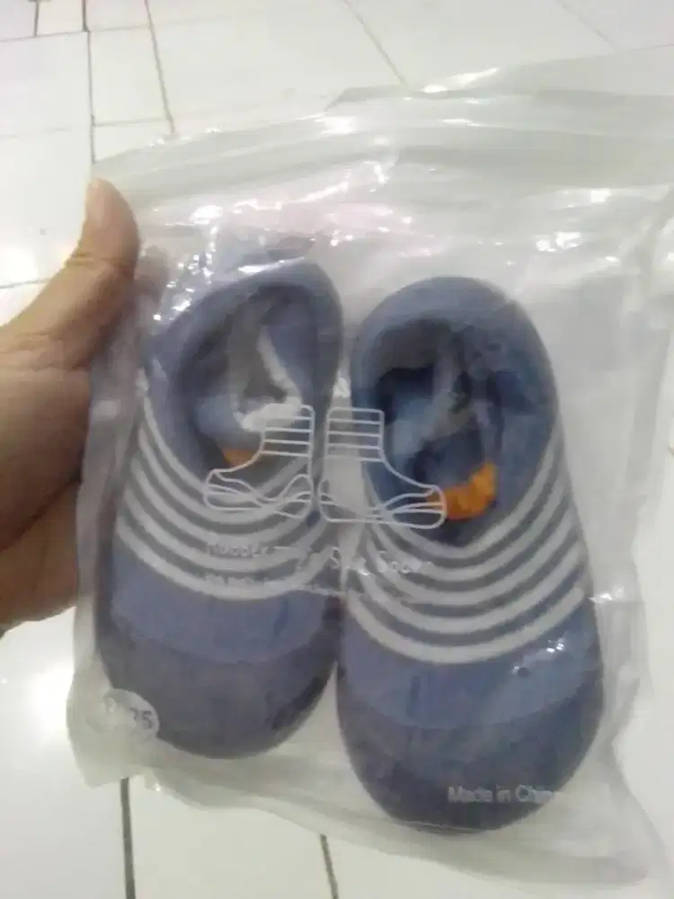 Sepatu bayi kaos