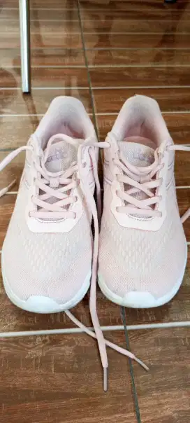 Sepatu cewek diadora