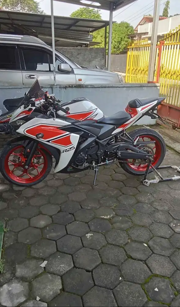Yamaha R25 merah