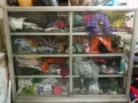 Etalase bekas jualan baju