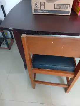 Meja dan 2 kursi