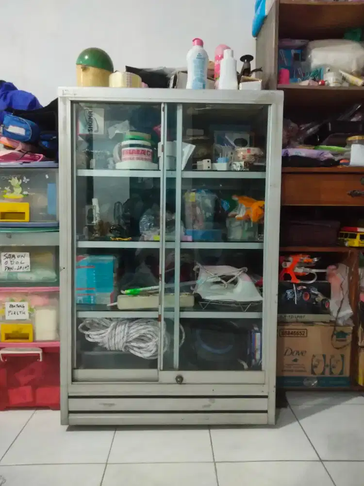Etalase kaca sedang