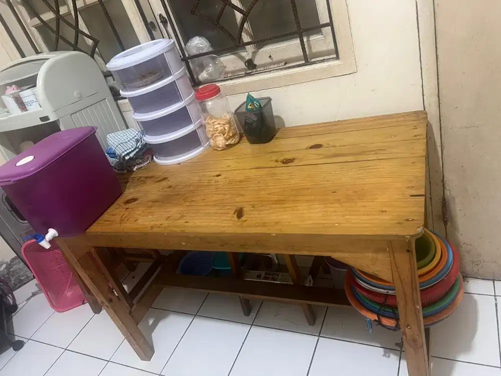 Meja makan kayu