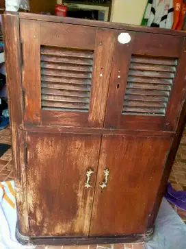 Lemari jati kuno