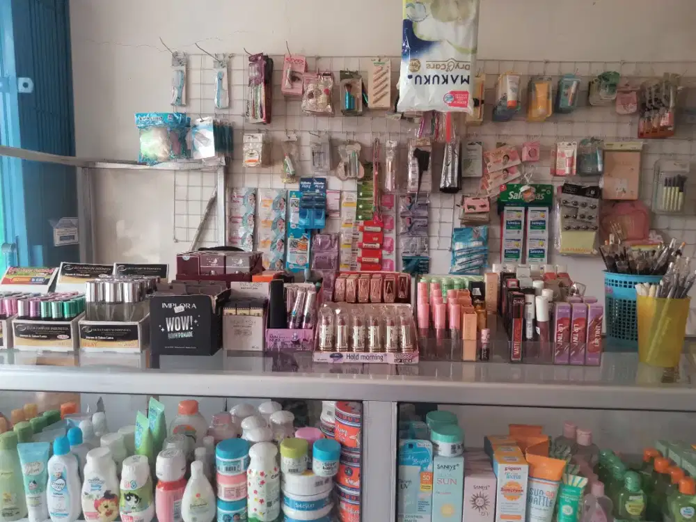 Dijual perlengkapan toko kosmetik dan obat-obatan