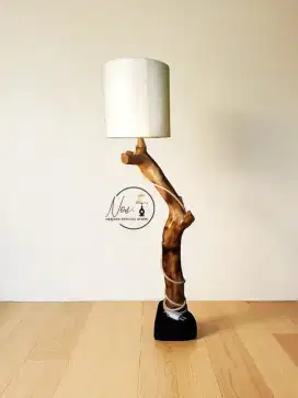Lampu Hias Meja Akar Kayu Unik dengan Kap Putih Dekorasi Estetik