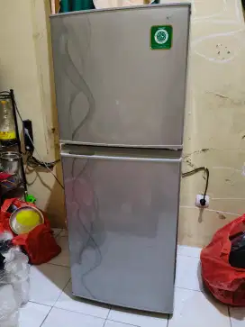 Kulkas Sharp 2 pintu mulus 100%