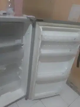 Kulkas 1 pintu merk Toshiba lazio