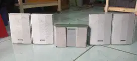 Speaker surround, speaker surround
