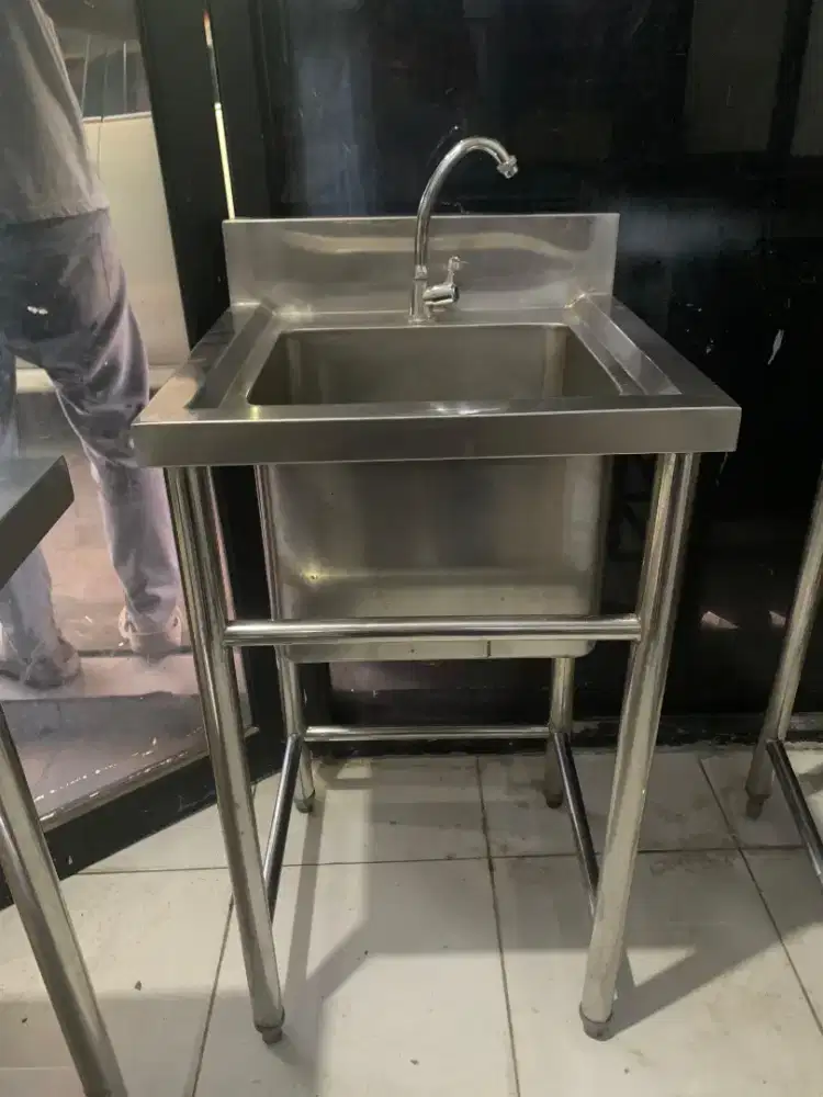 Meja, wastafel, rak