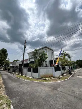 RUMAH PRIBADI MEWAH FULL FURNISHED DUA LANTAI SIAP HUNI DI NGESREP