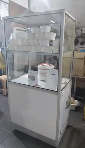 Booth etalase no brand
