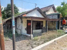 RUMAH DI KELURAHAN SIMBATAN, TIKUNG LAMONGAN
