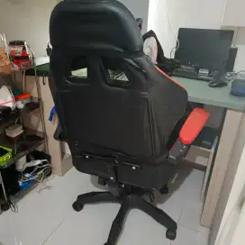 Kursi gameing warna hitam dan merah