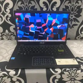 Laptop asus vivobook E4