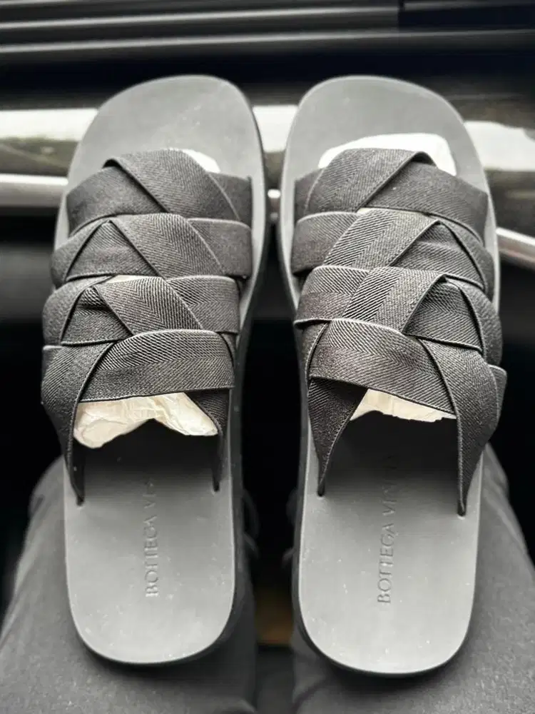 BOTTEGA VENETA MEN'S PLAT MULE SLIDE IN BLACK