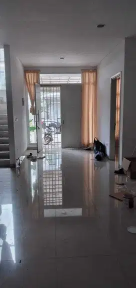 Disewakan Rumah Full Cat Baru GLC Cluster Amerika Latin 8x18 Ready Okt