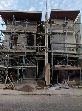 Rumah Baru di  Manyar Jaya Surabaya, CARPORT 2, ROW 4 MOBIL
