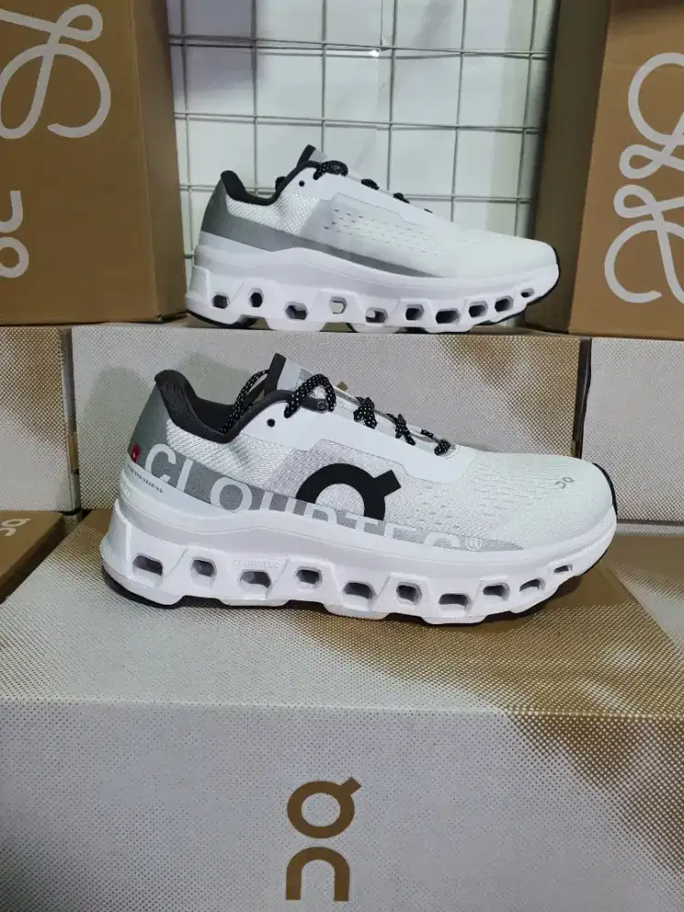 Sepatu oncloud monster running