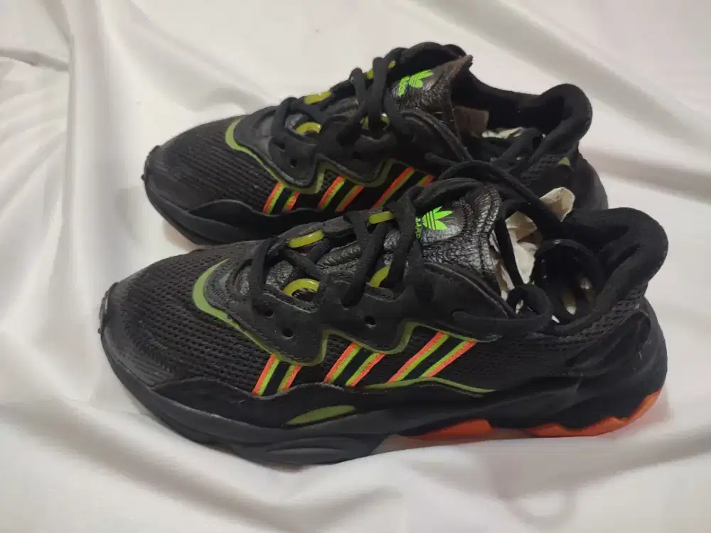 ADIDAS OZWEEGO black solar