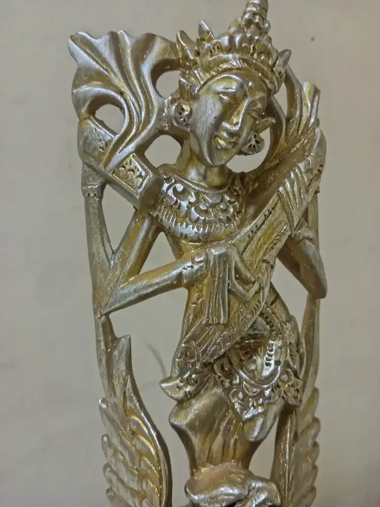 Patung wanita elegan