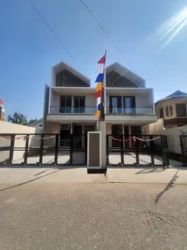 Rumah baru 2 lantai di jatibening modern ada taman di halam belakang