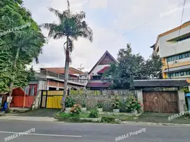 RUMAH POROS JALAN DIENG MALANG,COCOK USAHA,KANTOR,PARKIR 10 MOBIL